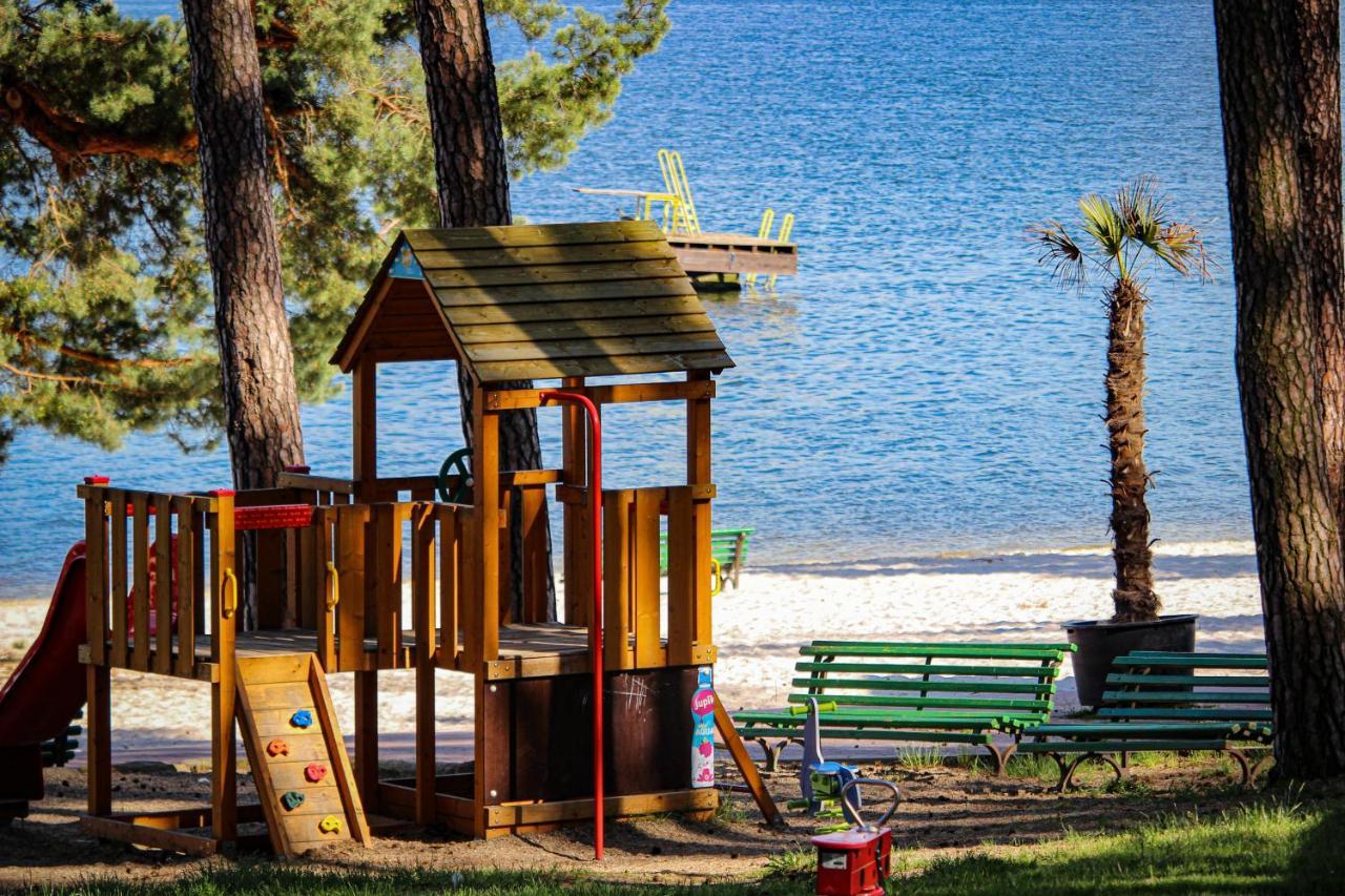 Jezerni Apartman S Terasou A Saunou V Lakepark Residence Doksy  Buitenkant foto